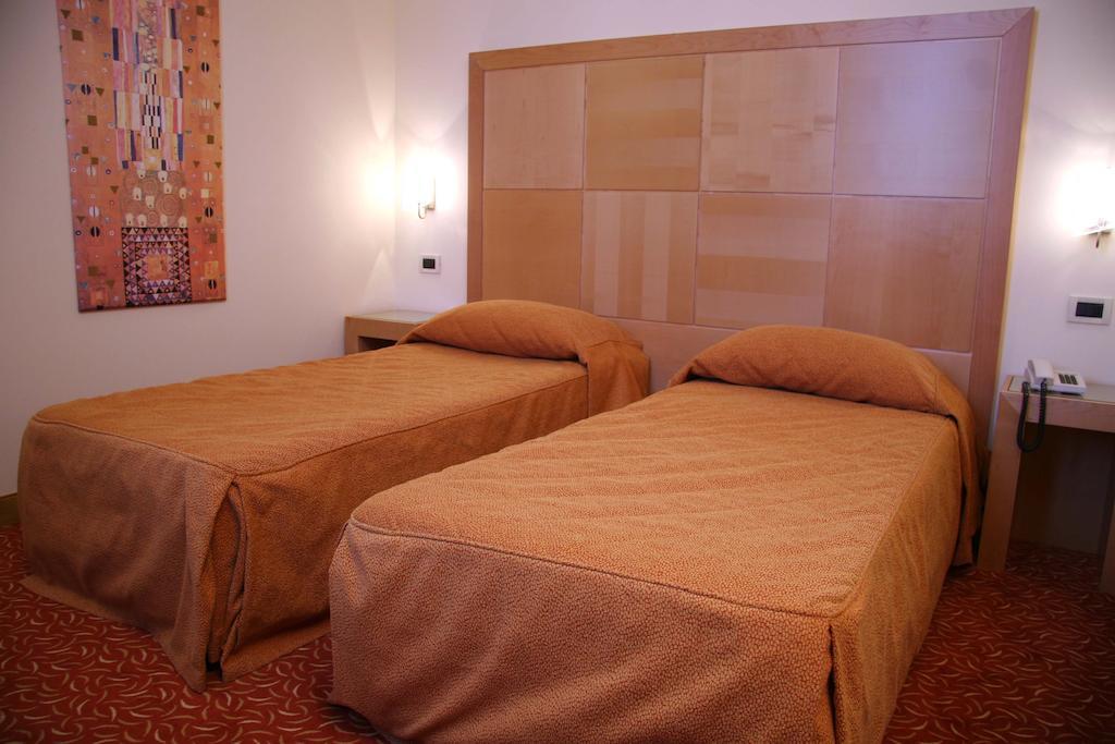 Hotel Roma Cividale del Friuli Стая снимка